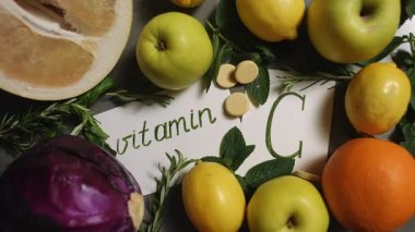 C vitamini zengin meyvelerden oluşan renkli bir karışım, genel refah için sağlık yararlarını gözler önüne seriyor