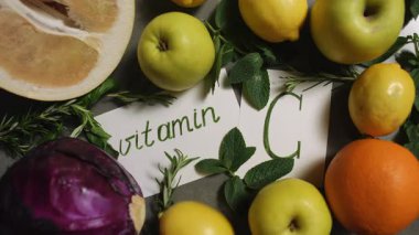 Taze meyve ve sebzelerin canlı ve renkli bir karışımı C vitamininin inanılmaz sağlık yararlarını gözler önüne seriyor.,