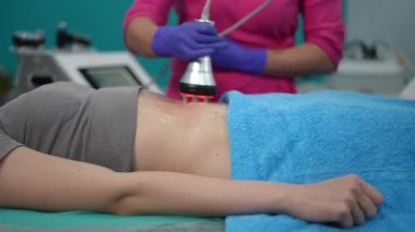 Özellikle estetik gelişim amacıyla tasarlanmış modern bir vücut şekillendirme tedavisi gören bir hasta.