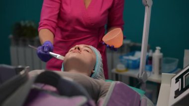 Müşteri, huzur ve rahatlık için tasarlanmış huzurlu, modern bir kaplıcada rahatlatıcı bir yüz tedavisiyle eğleniyor.