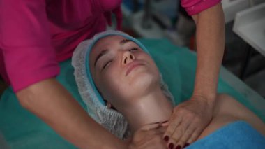 Nihai sükunet için rahatlatıcı bir yüz ve boyun masajı içeren rahatlatıcı ve rahatlatıcı bir spa deneyiminin tadını çıkarın.