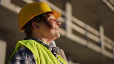 Kendini işine adamış ve işine odaklanmış bir inşaat işçisi bir şantiyenin açık alanının tadını çıkarmayı hak ediyor.