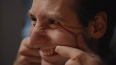 Büyüleyici yakın çekim serisi neşe dolu ifadeler, oyuncu etkileşimler ve kahkahalar sergiliyor.