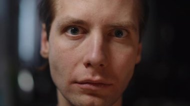 Yakın çekim çerçeveleri bireylerde yoğun endişe ve sıkıntı ifadelerini güçlü bir şekilde yakalar