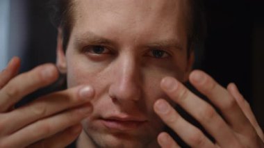 Yakından çekilen fotoğraflarda zengin detaylar ve berraklıkla çeşitli duygusal ifadeler ve jestler sergileniyor