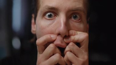 Yakın çekimler yoğun duygular ve abartılı ifadeler sergiliyor, derin insan deneyimlerini ve bağlantılarını ortaya koyuyor