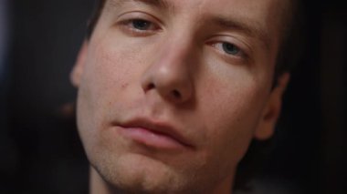 Derin duygular ve düşünceli ifadeler sergileyen büyüleyici yakın çekim portreleri.