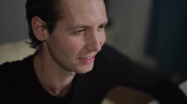 Büyüleyici duygusal ifadeler serisi neşe ve yoğunluğu canlı ve samimi bir şekilde gösteriyor.