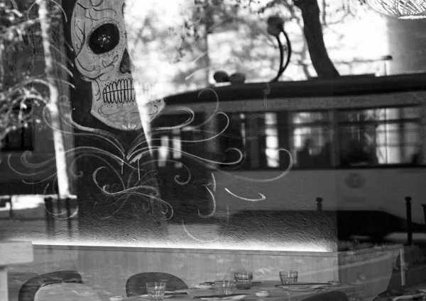 Tram Reflected Shop Window Monochrome Shot Urban Landscape lizenzfreie Stockfotos