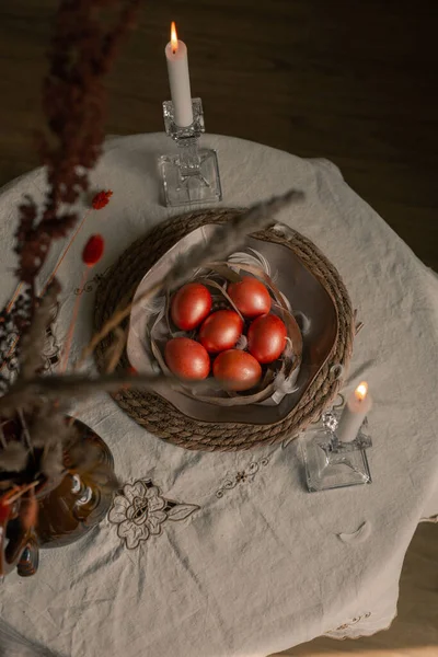 Тарелка Пасхальными Яйцами Столе — стоковое фото