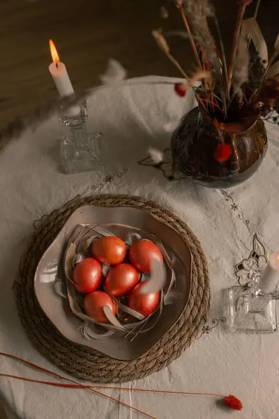 Πιάτο Γεμάτο Πασχαλινά Αυγά Στο Τραπέζι — Φωτογραφία Αρχείου