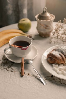 Sabah kahvesi ve ay çöreği.