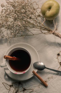 Sabah kahvesi ve ay çöreği.