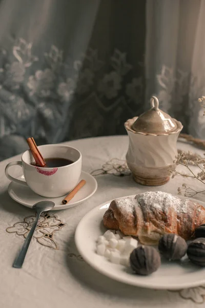 Утренняя Чашка Кофе Круассаном — стоковое фото