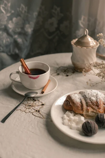 Πρωινό Φλιτζάνι Καφέ Κρουασάν — Φωτογραφία Αρχείου