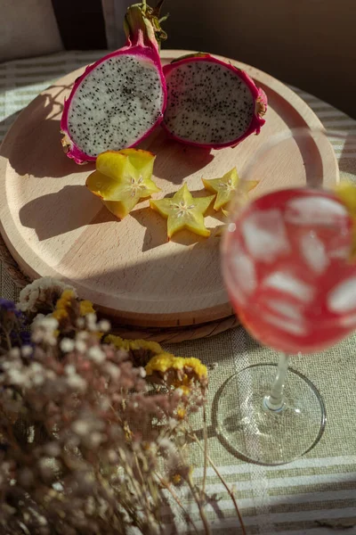 Ροζ Λεμονάδα Τροπικά Φρούτα — Φωτογραφία Αρχείου