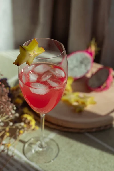 tropik meyveli pembe limonata.