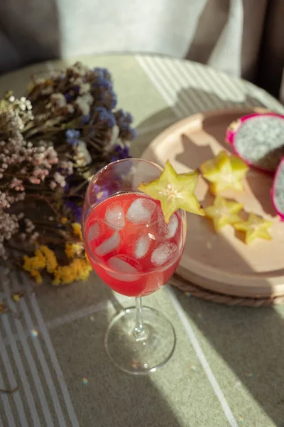 Розовый Лимонад Тропическими Фруктами — стоковое фото