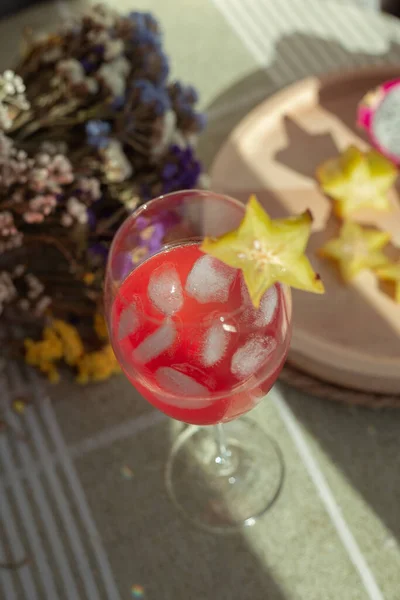 Rosa Limonade Mit Tropischen Früchten — Stockfoto