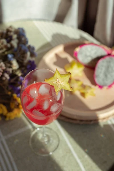 Ροζ Λεμονάδα Τροπικά Φρούτα — Φωτογραφία Αρχείου