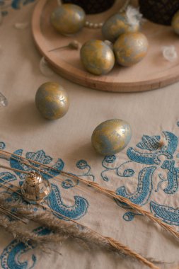 altın ve mavi paskalya yumurtaları