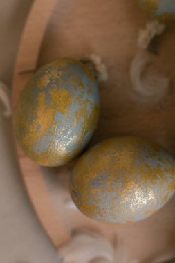 altın ve mavi paskalya yumurtaları