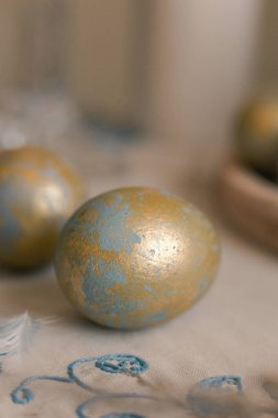 altın ve mavi paskalya yumurtaları