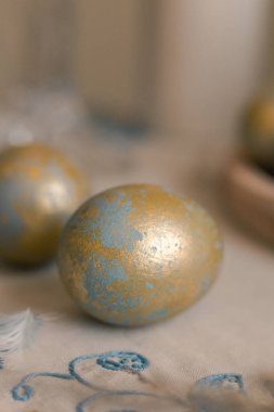 altın ve mavi paskalya yumurtaları