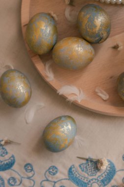 altın ve mavi paskalya yumurtaları