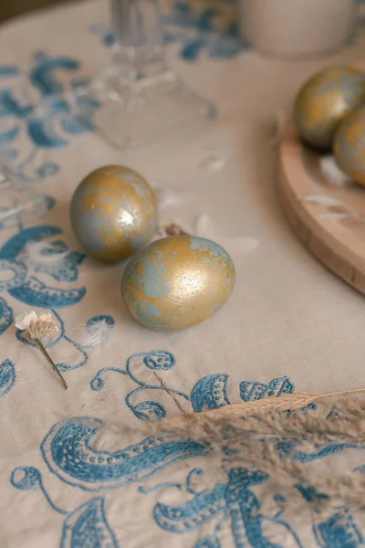 Золотые Голубые Пасхальные Яйца — стоковое фото