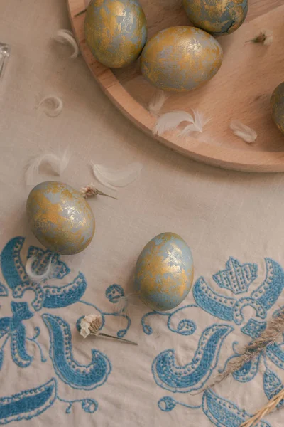 Золотые Голубые Пасхальные Яйца — стоковое фото