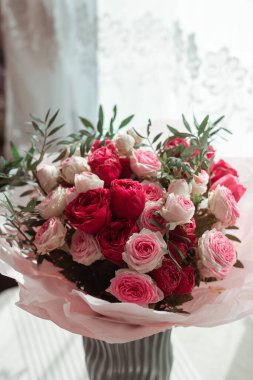 Beyaz ve pembe gül buketi