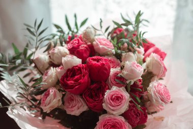 Beyaz ve pembe gül buketi