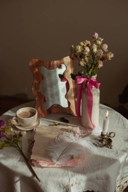 Yazmak için romantik dekore edilmiş işyeri 