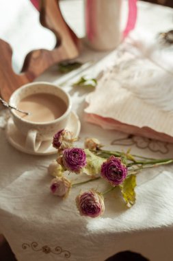 Süslü masada bir fincan kahve. 