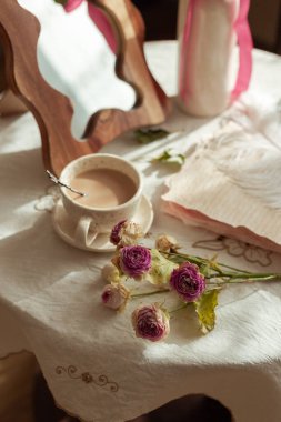 Süslü masada bir fincan kahve. 