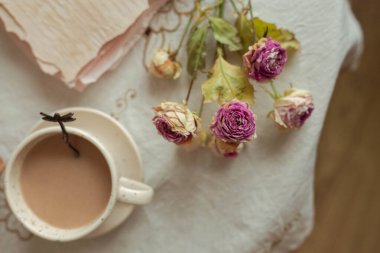 Süslü masada bir fincan kahve. 