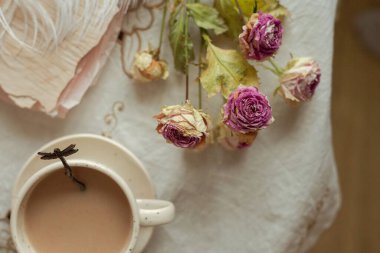 Süslü masada bir fincan kahve. 