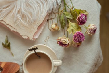 Süslü masada bir fincan kahve. 