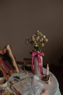 Yazmak için romantik dekore edilmiş işyeri 