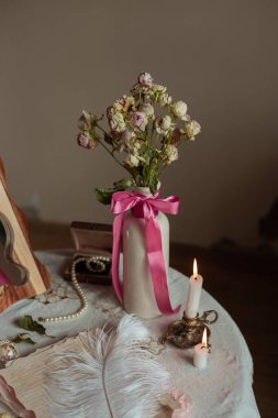 Yazmak için romantik dekore edilmiş işyeri 