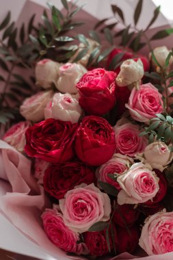 Beyaz ve pembe gül buketi