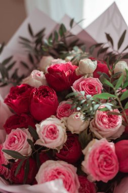 Beyaz ve pembe gül buketi