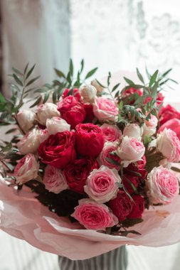Beyaz ve pembe gül buketi