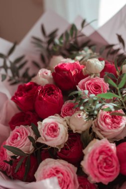 Beyaz ve pembe gül buketi