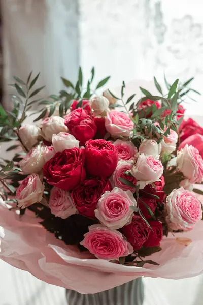 Beyaz ve pembe gül buketi