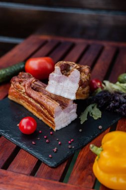 Büyük dilim jambon dilimlenmiş.