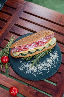 Sosis ve taze sebze.