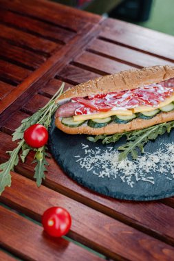 Sosis ve taze sebze.