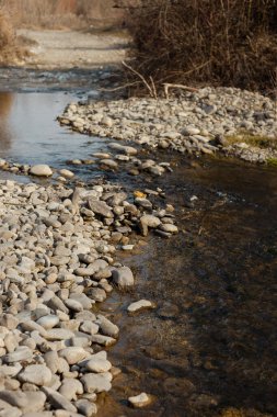 Dağlardan akan küçük bir nehir.